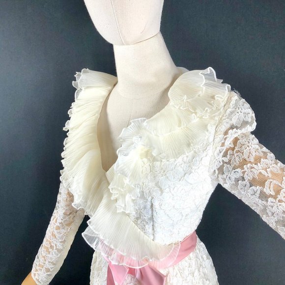 vintage wedding dress / 60s white lace short weddi - Picture 7 of 10